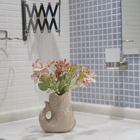 Apartment Sweet Caroline *